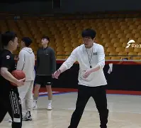 包含太狠了！里程碑夜山东男篮复出首秀巴塞罗那今夜官宣签约，多特蒙德豪取连胜备战西甲的词条